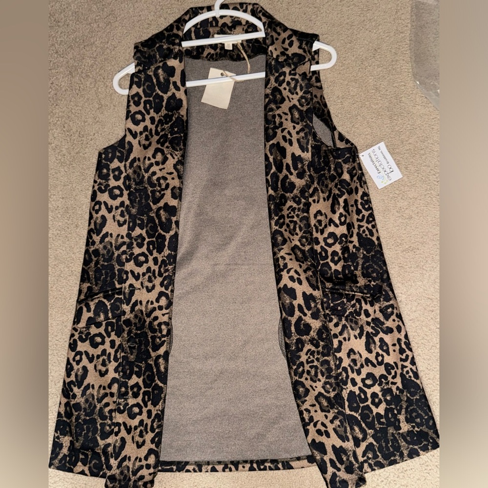 Cheetah print vest, Easel brand. Size Medium